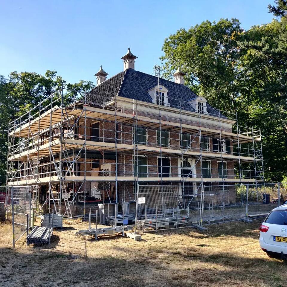 Renovatiesteiger voor monumenten: Behoud van de gevel